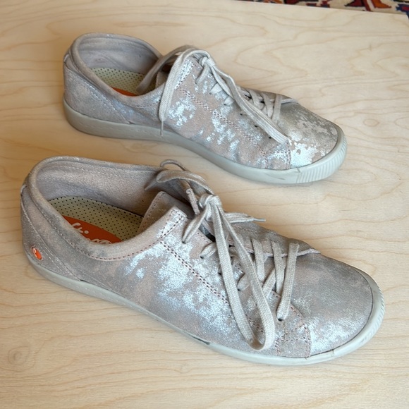 Beautiful, soft Leather sneakers- Softinos brand. Size 40 / US 9. - Picture 2 of 9